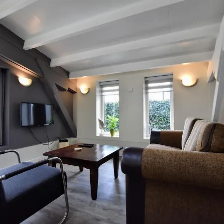 Modern In With Terrace Apartamento Aerdt